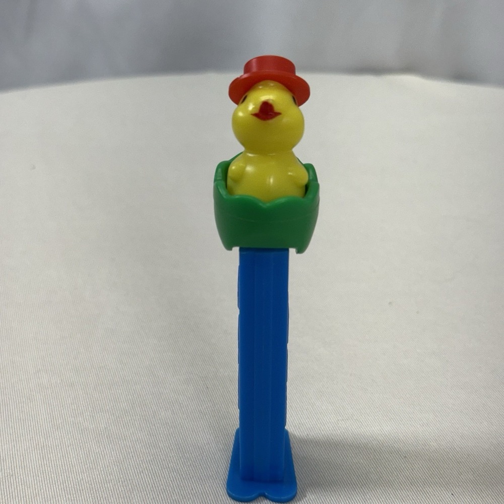 Pez Despenser Chick In Green Egg W/ Red Hat Footed Blue Vintage - Picture 2 of 6